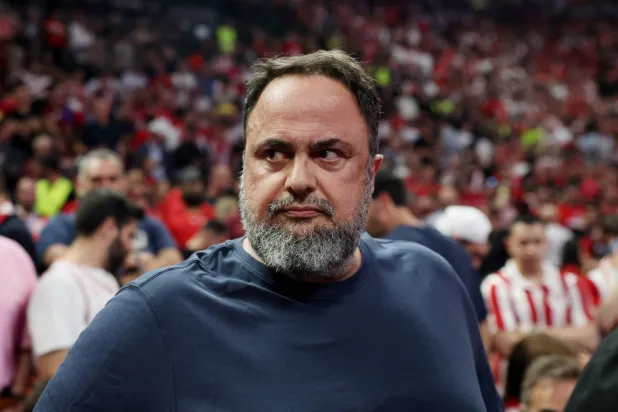 مالك «نوتنغهام» يقاضي «كريستال بالاس» بسبب لافتة أظهرته يحمل سلاحاً