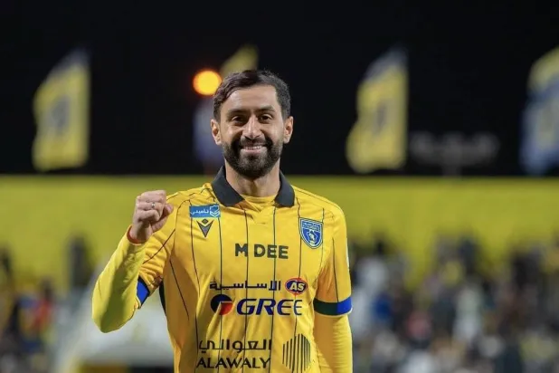 4 أندية سعودية في سباق للفوز بعقد أحمد باحسين
