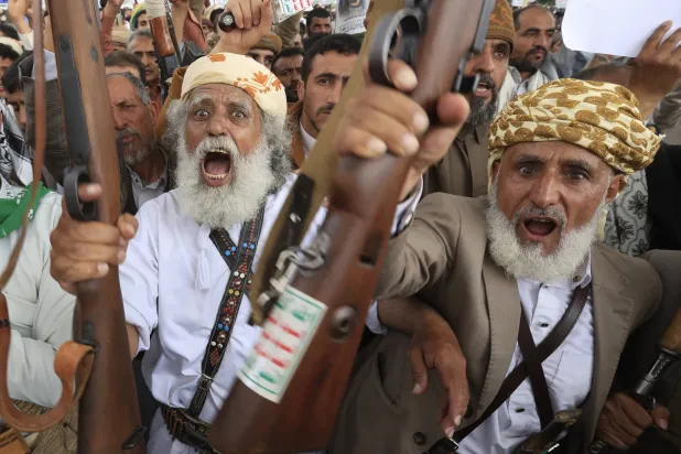 انقلابيو اليمن يطاردون «عقال الحارات» بعصا التجنيد والجباية