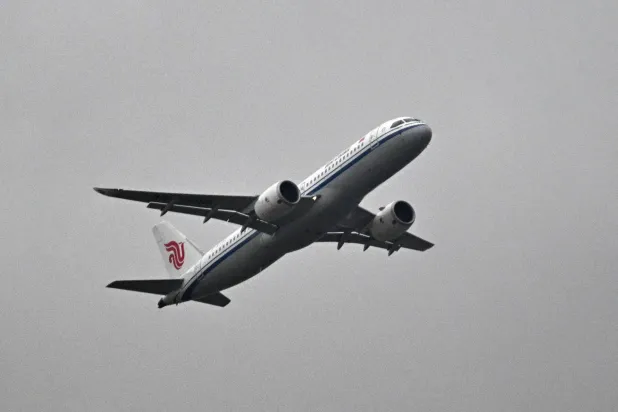 طائرة «سي 919» الصينية تنفذ أول رحلة تجارية دولية