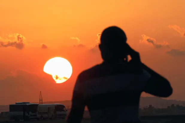 مصريون يواجهون موجة الحر الشديدة بتجنب العمل خلال الظهيرة