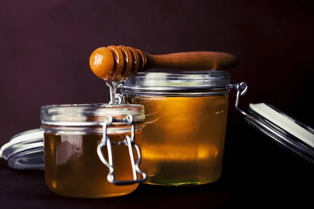 منها دعم صحة القلب والأمعاء… 6 فوائد صحية للعسل