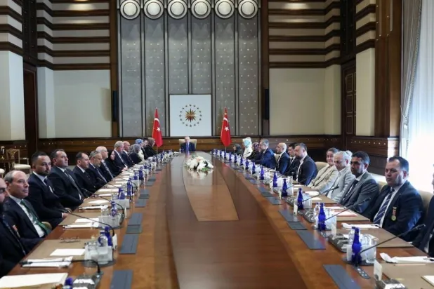تركيا: إردوغان بحث مع «وفد إيمرالي» خطوات تنفيذ «قانون السلام»