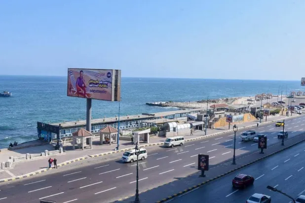 الإسكندرية تستعيد كورنيشها من المنشآت الحاجبة للبحر