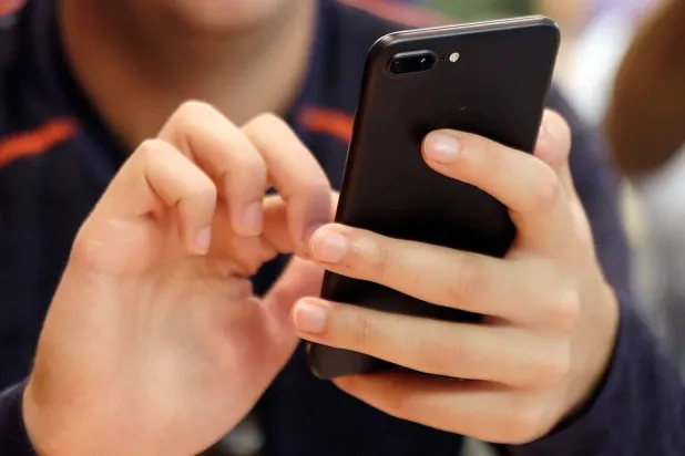 لماذا لا تستطيع التوقف عن التمرير على هاتفك؟