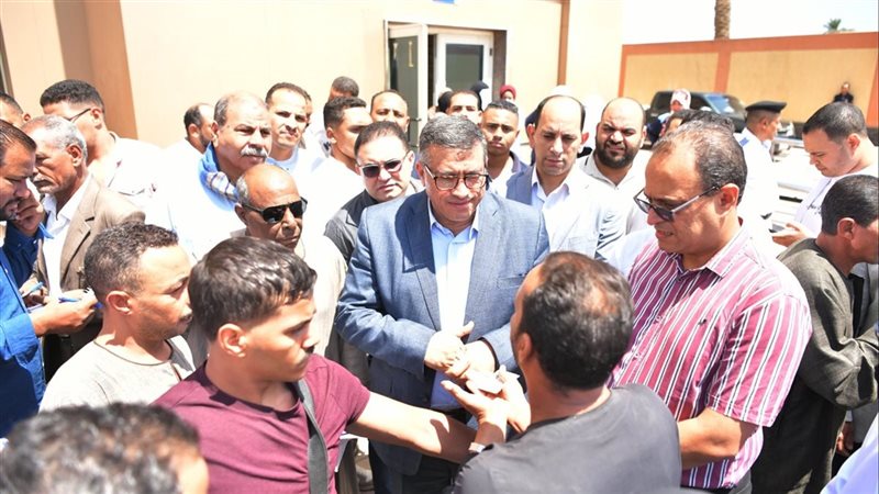خلال جولة مفاجئة بأبو تشت، محافظ قنا يحيل مدير ووكيل مدرسة للتحقيق ويعفي آخر (صور)