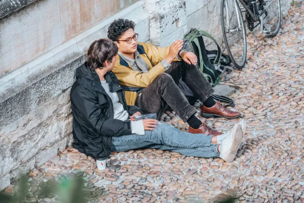 من «لا تبكِ» إلى «كن قوياً»… عبارات تجنبها عند مواساة صديقك