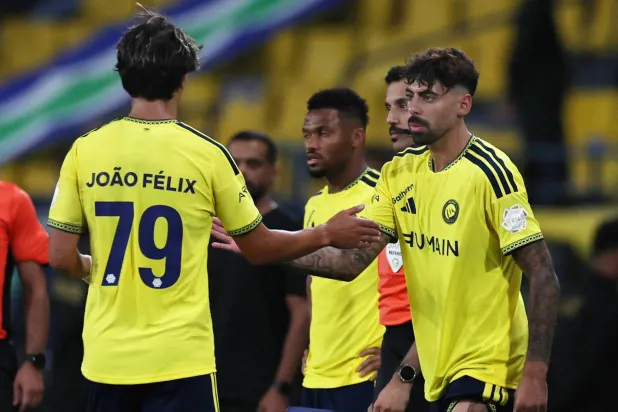 سامو كوستا يهدي هدفه الأول مع النصر إلى رونالدو
