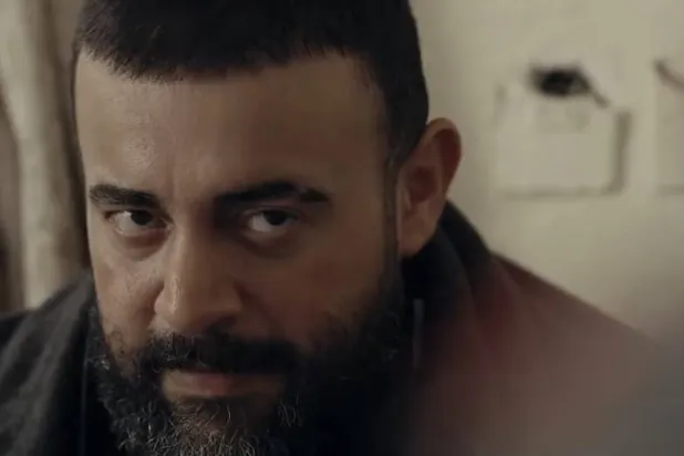 «أحمر ولا أبيض»… دراما قاتمة عن عالم لم يألفه السعوديون