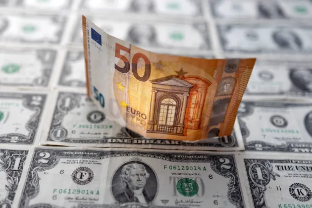 الدولار يتراجع إلى أدنى مستوياته منذ يونيو واليورو يواصل مكاسبه