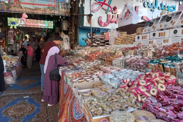أسواق «حلوى المولد» في مصر تسعى إلى التوفيق بين الأصالة والابتكار