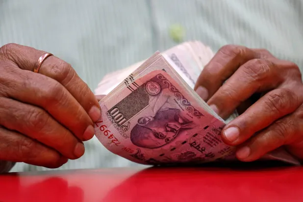 الروبية الهندية تهبط إلى أدنى مستوى في 3 أسابيع