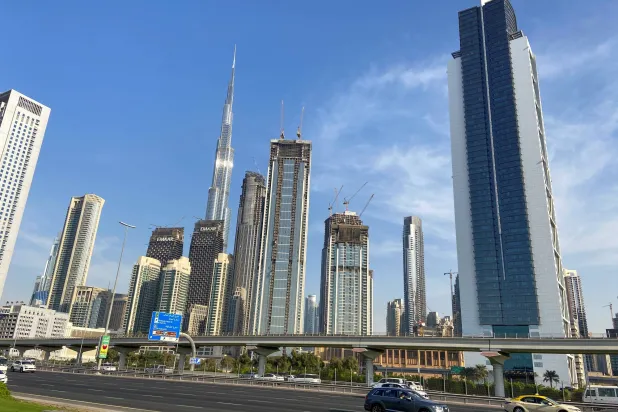 الدفاع الجوي الإماراتي يرصد تهديداً صاروخياً