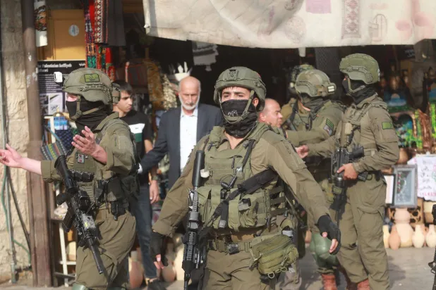 الجيش الإسرائيلي «يستخلص العبر» بعدما وسم جنوده فلسطينيين على جباههم
