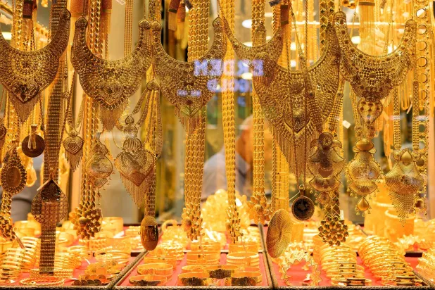 الذهب يتراجع لجني الأرباح بعد قفزة بأكثر من 4 %