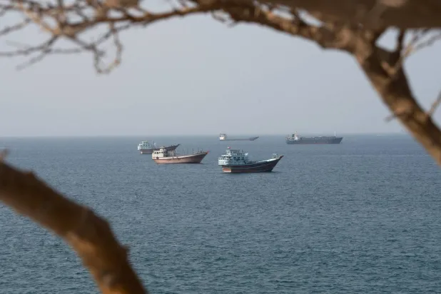 تقرير: ممر أميركي سري عبر «هرمز» ينقل 10 ملايين برميل نفط يومياً