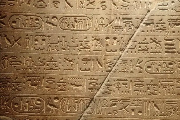 لوحة رمسيس الثاني تثير جدلاً… والمتحف المصري يحسم «قصة الإسمنت»