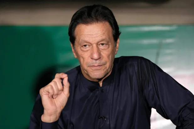 نقل عمران خان إلى المستشفى بأمر من المحكمة العليا لإجراء فحوص طبية