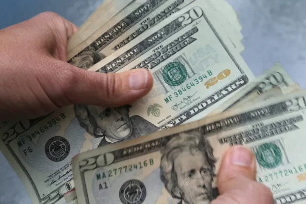 الدولار يتراجع مع تصاعد قلق الديون الأميركية