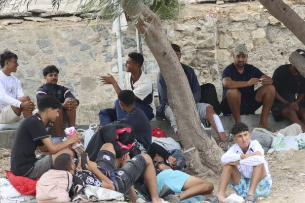 إسبانيا توقف 5 أشخاص بتهمة تهريب مهاجرين من سبتة