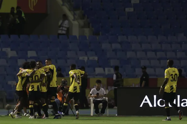 الاتحاد يقلب طاولة الترشيحات ويقهر القادسية بعشرة لاعبين