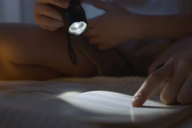 منها أن القراءة في الظلام تفسد النظر… 8 خرافات صحية صدقناها لسنوات