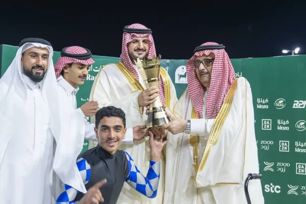 «الوقاد» يهدي كأس إمارة مكة لمربط عذبة