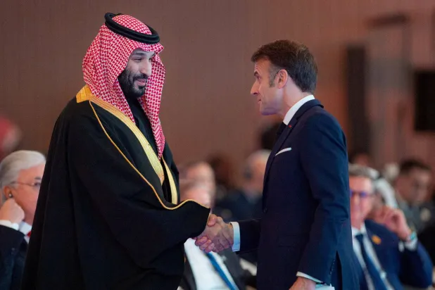 الملفات الإقليمية الساخنة والعلاقات الثنائية محور المباحثات بين ولي العهد والرئيس الفرنسي