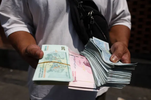 العملة الإيرانية تكسر حاجز المليوني ريال للدولار قبل «الهجوم الاقتصادي» الأميركي