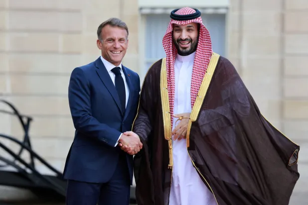 استقبال رسمي فرنسي لولي العهد السعودي في «الإليزيه» و«ليزانفاليد»