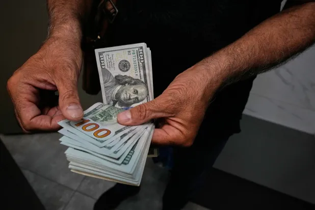 الدولار يكافح لاستعادة الزخم… عقوبات إيران وإعادة شراء السندات تحت المجهر