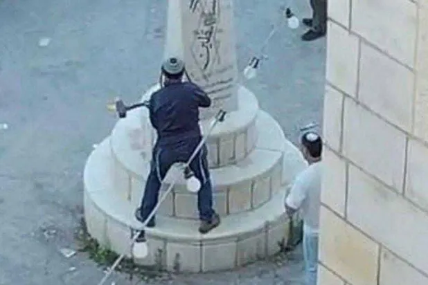 عضو في الكنيست يُحطِّم نصباً فلسطينياً في الضفة تحت حراسة الجيش
