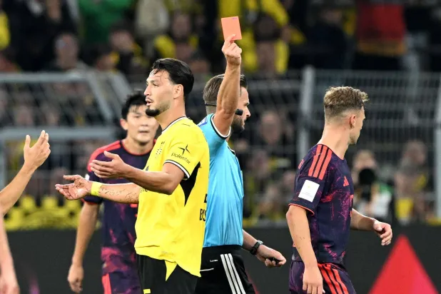 إيقاف رامي بن سبعيني مدافع دورتموند مباراتين في كأس ألمانيا