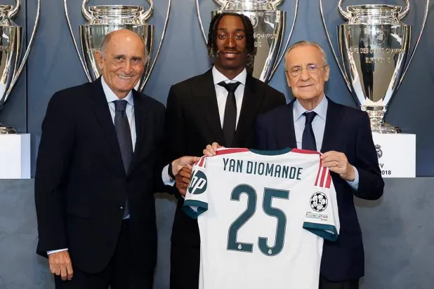 ريال مدريد يقيم حفل استقبال للاعبه الجديد ديوماندي