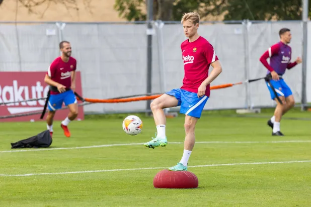 دي يونغ لاعب برشلونة يتقدم في برنامجه التأهيلي