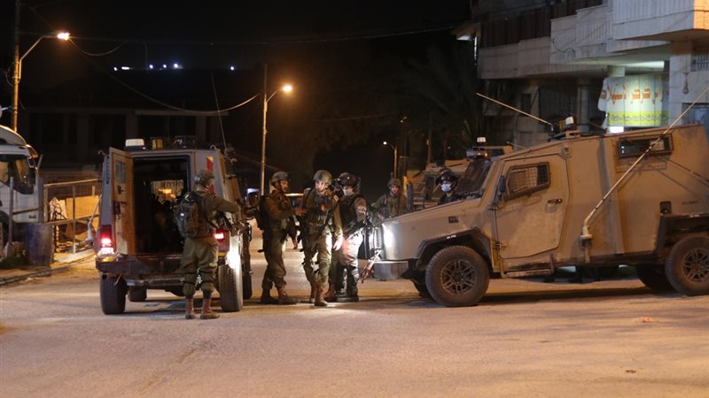قوات الاحتلال الإسرائيلي تضرم النيران في حقول الزيتون جنوبي لبنان