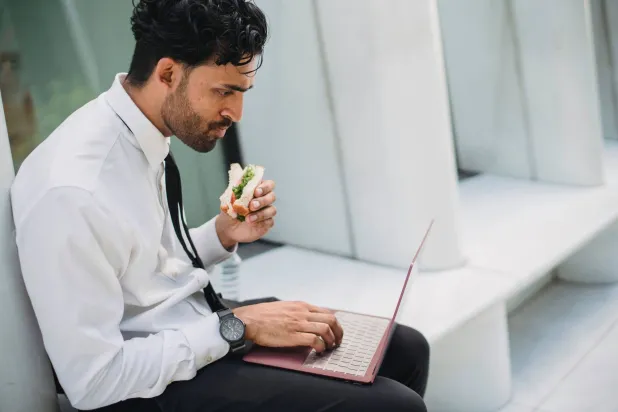 لوحة مفاتيحك قد تتحول إلى «مطعم للبكتيريا»… احذر هذه العادة