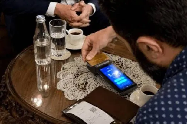 الشرع يجرب أول تحويل عبر «فيزا» لدفع ثمن قهوته في دمشق القديمة