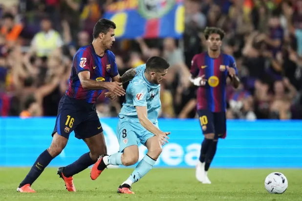 برشلونة يهزم أتلتيك بلباو ويعتلي صدارة الدوري الإسباني