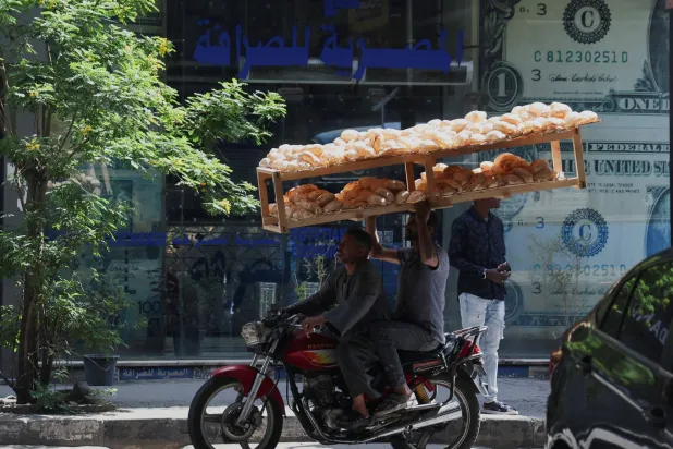 المصريون يخشون ارتفاع «رغيف العيش»