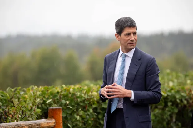 «فيدرالي» وارش الهادئ يفتح نافذة على مسار الفائدة
