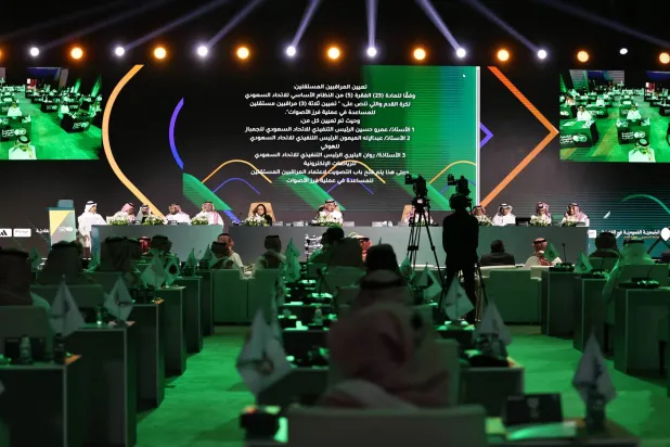 بالتزكية والإجماع… الكرة السعودية في عهدة الرزيزاء