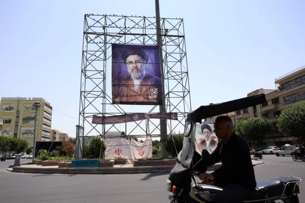 المرشد الإيراني يتدخل لضبط الخلافات