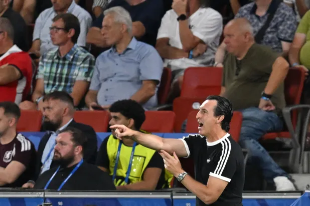 إيمري: الصفقات بين «فيلا» و«تشيلسي» تتعلق بالمال واللاعبين