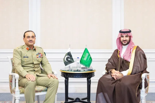 خالد بن سلمان وعاصم منير يستعرضان التعاون الدفاعي