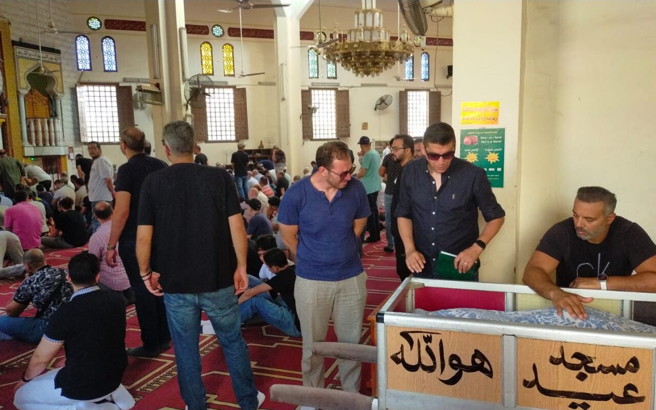 فريق من النيابة الإدارية يفحص تراخيص منزل زفتي المنهار والمنازل المجاورة ..صور