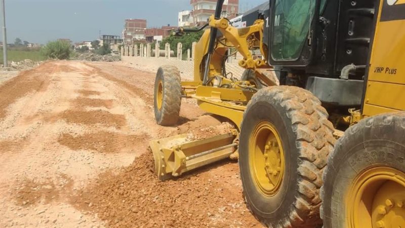 عبد الخالق شوشة يتابع رصف وتطوير الشوارع بعدد من المناطق بأبو المطامير