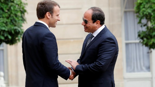 في اتصال مع الرئيس السيسي.. ماكرون يتضامن مع مصر بحادث السفينتين بميناء دمياط