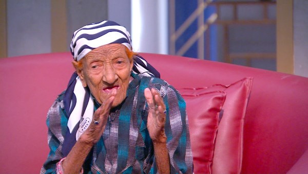 من الإستوديو للأراضي المقدسة.. عمرو الليثي يهدي سيدة مسنة عمرها 96 سنة عمرة