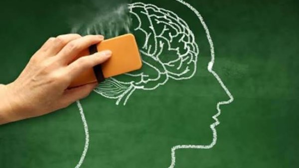 النسيان المتكرر.. عادات نكررها يوميا تؤثر سلبا على الصحة | أستاذ مخ وأعصاب يوضح